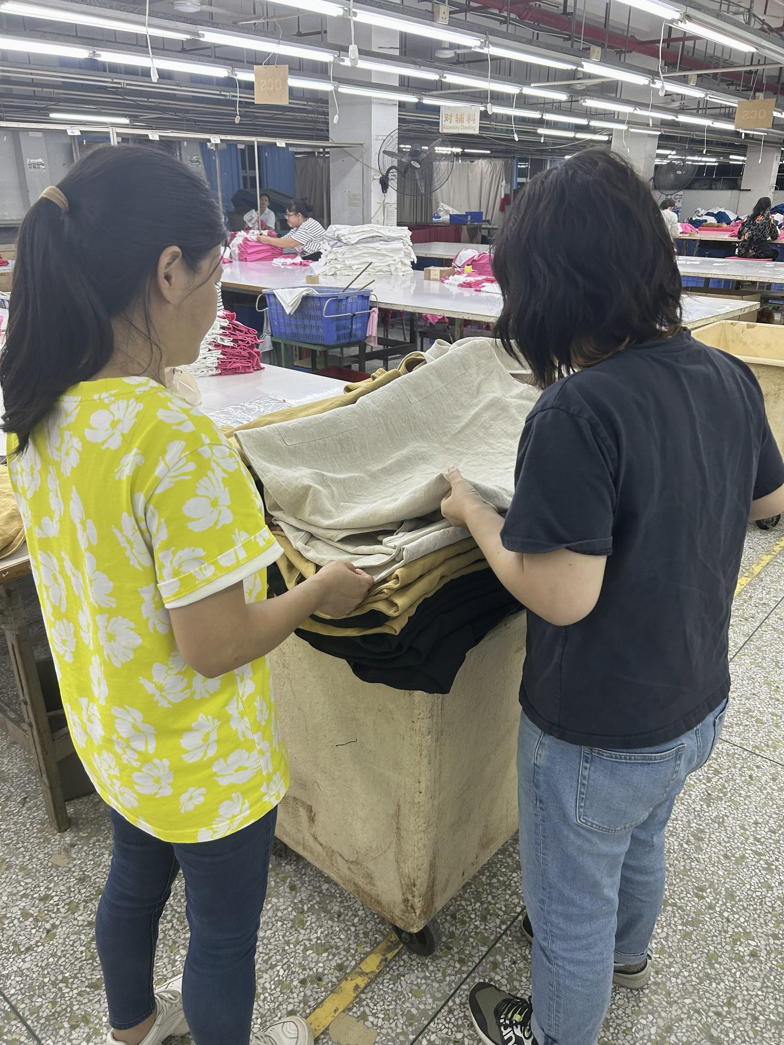 中国の縫製工場での出荷前検品